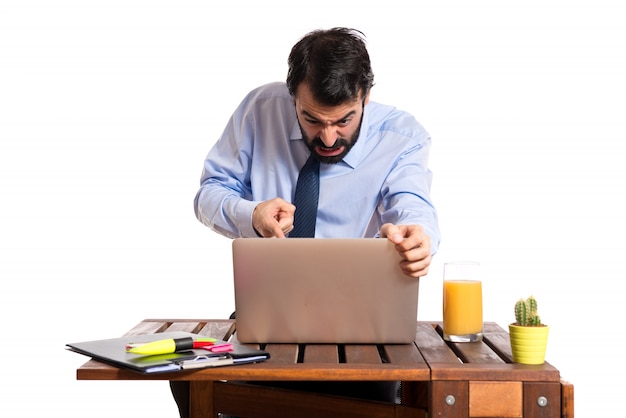 Hombre de negocios en su oficina gritando