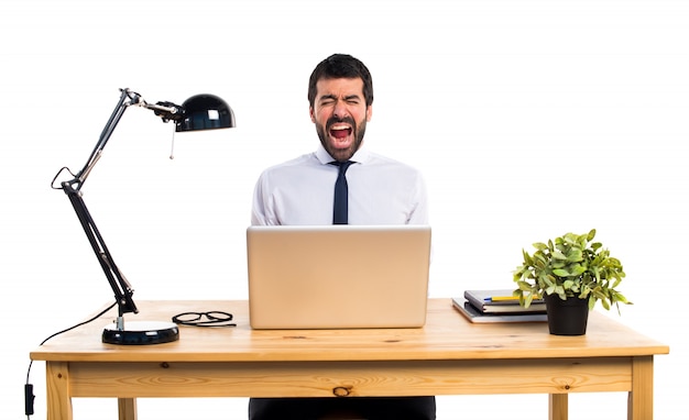 Hombre de negocios en su oficina gritando