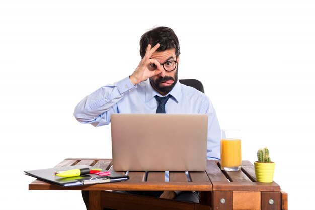 Hombre de negocios en su oficina haciendo una broma