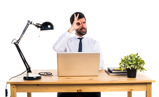 Hombre de negocios en su oficina haciendo una broma