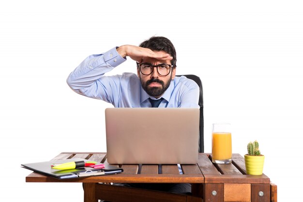 Hombre de negocios en su oficina mostrando algo
