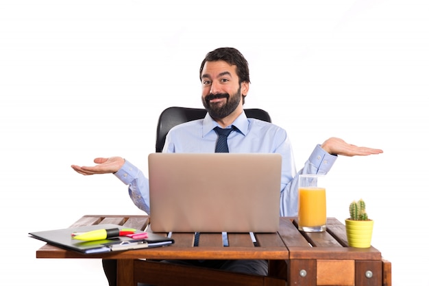 Hombre de negocios en su oficina teniendo dudas