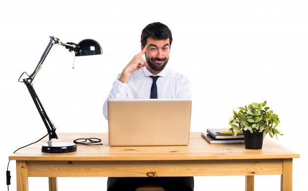 Hombre de negocios en su pensamiento de la oficina