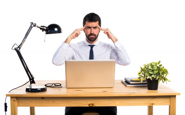 Hombre de negocios en su pensamiento de la oficina