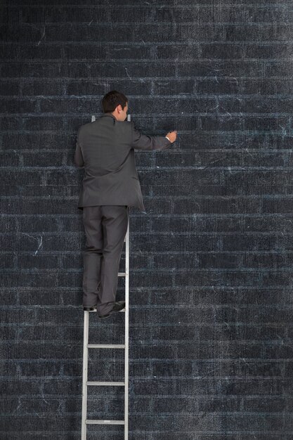 Hombre de negocios subido a una escalera 