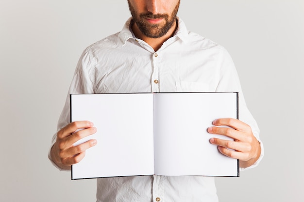 Hombre de negocios sujetando un libro