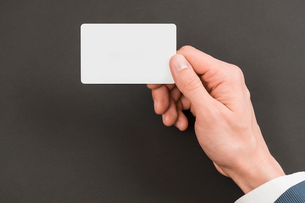 Hombre de negocios sujetando plantilla de tarjeta de visita