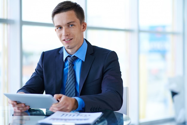 Foto gratuita hombre de negocios con una tablet en la oficina