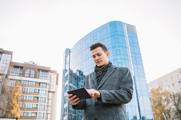 Hombre de negocios con tablet 