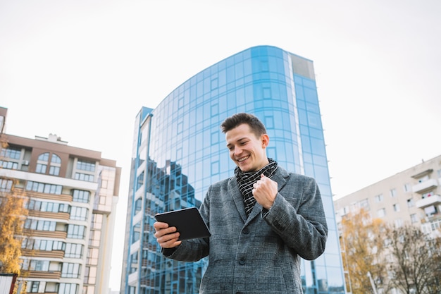 Hombre de negocios con tablet