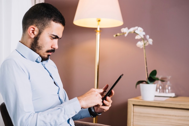 Hombre de negocios con tableta digital