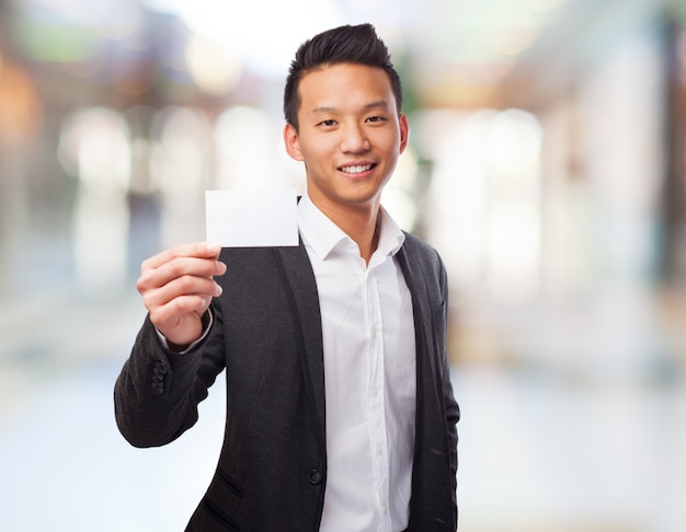 Hombre de negocios con una tarjeta blanca