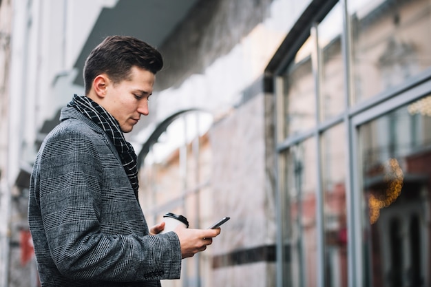 Foto gratuita hombre de negocios con teléfono móvil