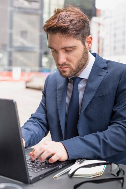 Hombre de negocios en una terraza