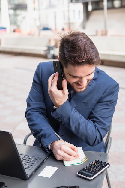 Foto gratuita hombre de negocios en una terraza