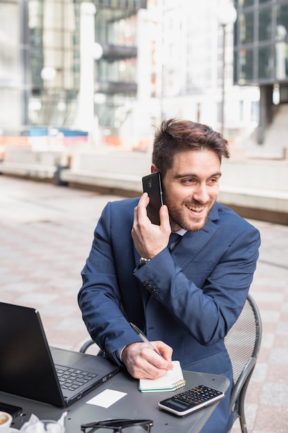 Foto gratuita hombre de negocios en una terraza