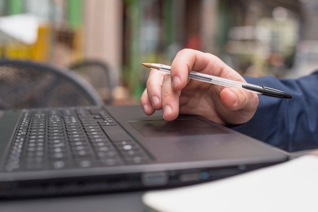 Hombre de negocios en una terraza