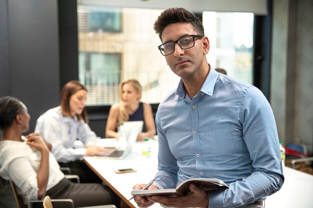 Hombre de negocios de tiro medio con cuaderno