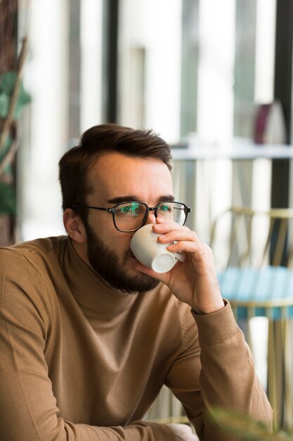 Hombre de negocios tomando café