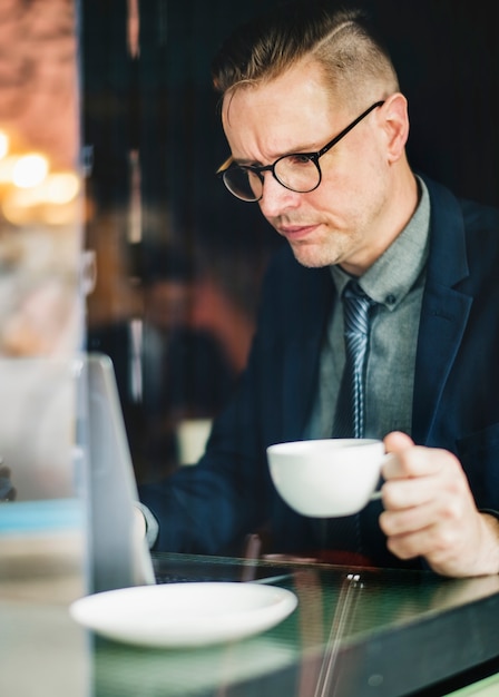 Hombre de negocios, tomar una taza de café