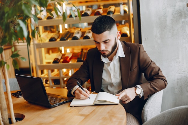 Hombre de negocios, trabajando, en, un, café