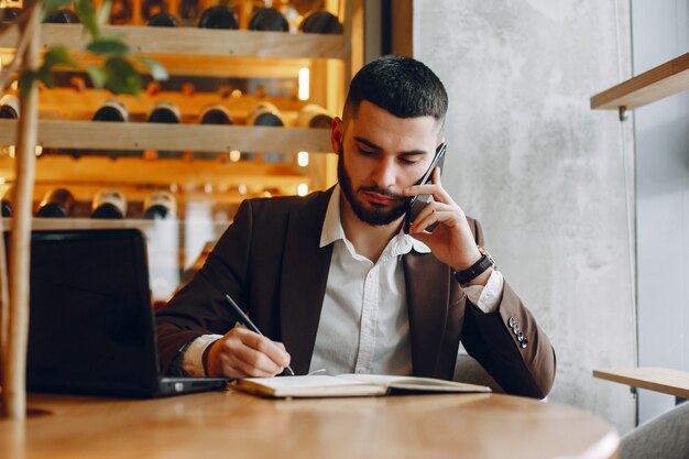 Hombre de negocios, trabajando, en, un, café