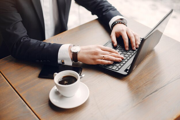 Hombre de negocios, trabajando, en, un, café