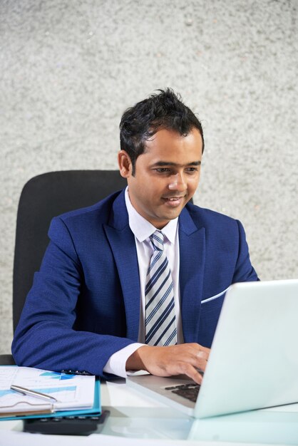 Hombre de negocios trabajando en la computadora portátil