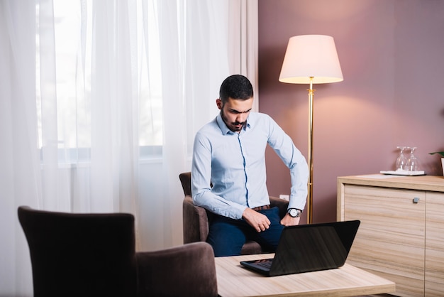 Foto gratuita hombre de negocios trabajando en la computadora portátil