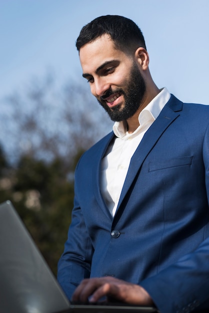 Hombre de negocios trabajando en la computadora portátil