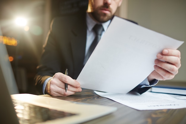 Foto gratuita hombre de negocios trabajando con documentación en el escritorio