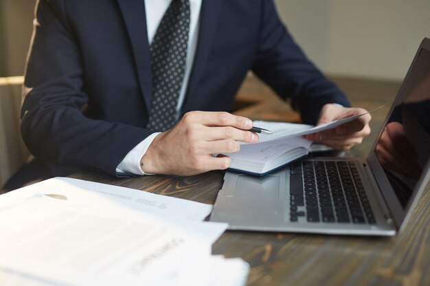 Hombre de negocios trabajando con documentación en el lugar de trabajo