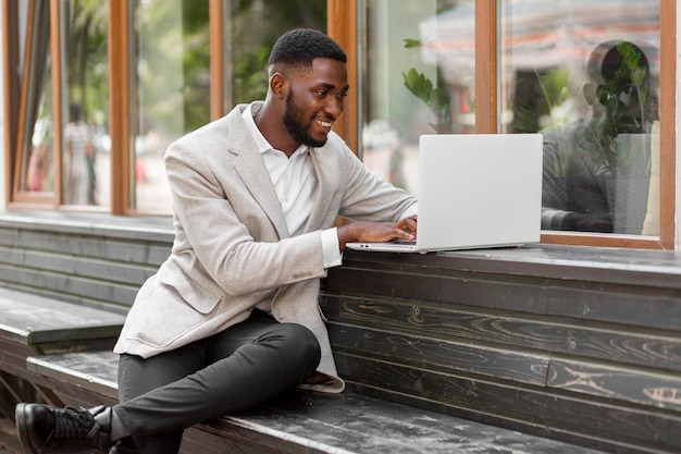 Foto gratuita hombre de negocios trabajando en equipo portátil