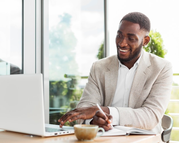 Hombre de negocios trabajando en equipo portátil