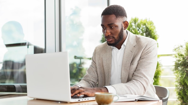 Foto gratuita hombre de negocios trabajando en equipo portátil