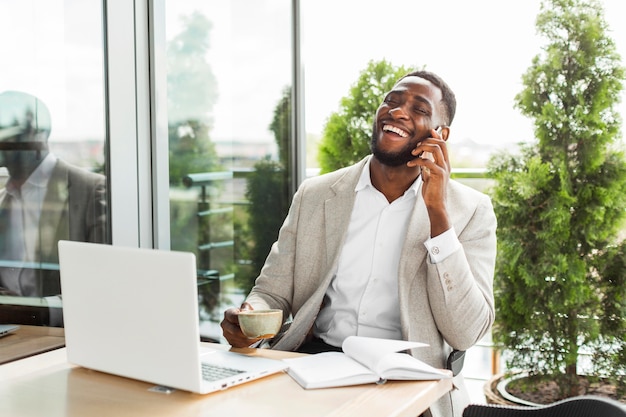 Hombre de negocios trabajando en equipo portátil