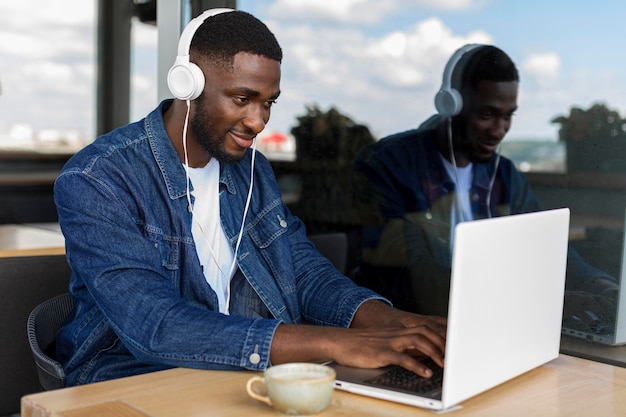 Hombre de negocios trabajando en equipo portátil