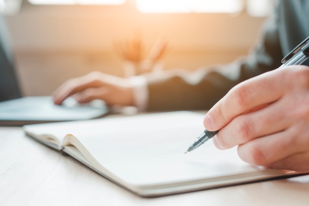 Hombre de negocios trabajando en un escritorio de oficina