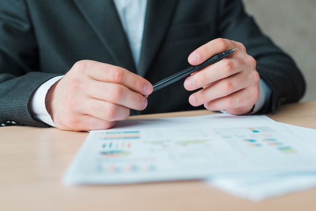 Hombre de negocios trabajando en un escritorio de oficina