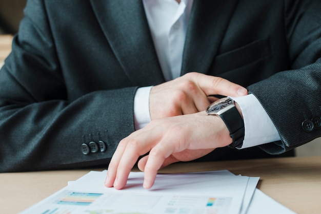 Foto gratuita hombre de negocios trabajando en un escritorio de oficina