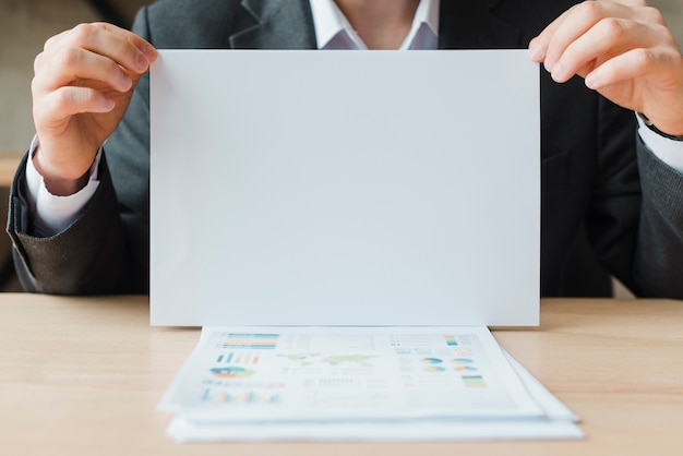 Foto gratuita hombre de negocios trabajando en un escritorio de oficina