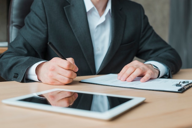 Hombre de negocios trabajando en un escritorio de oficina