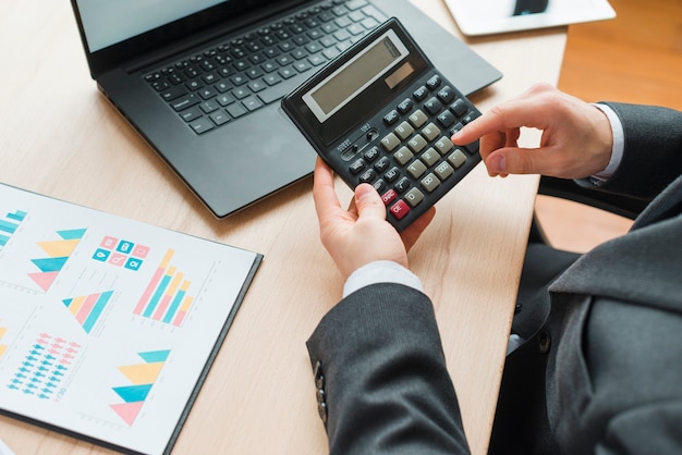 Hombre de negocios trabajando en un escritorio de oficina