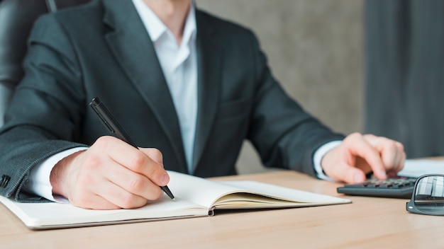 Hombre de negocios trabajando en un escritorio de oficina