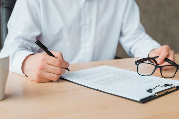 Hombre de negocios trabajando en un escritorio de oficina