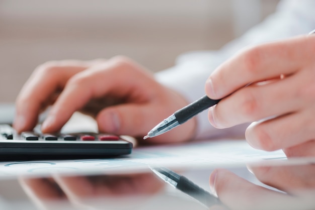 Hombre de negocios trabajando en un escritorio de oficina