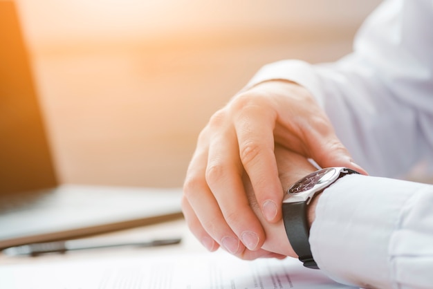 Hombre de negocios trabajando en un escritorio de oficina