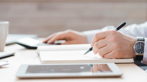 Hombre de negocios trabajando en un escritorio de oficina