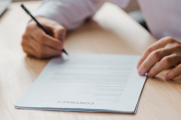 Hombre de negocios trabajando en un escritorio de oficina