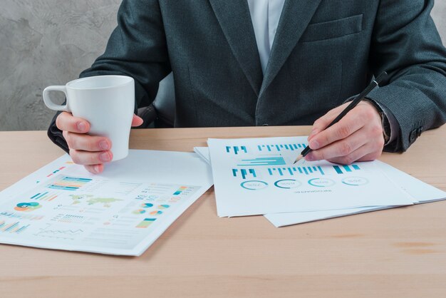 Hombre de negocios trabajando en un escritorio de oficina